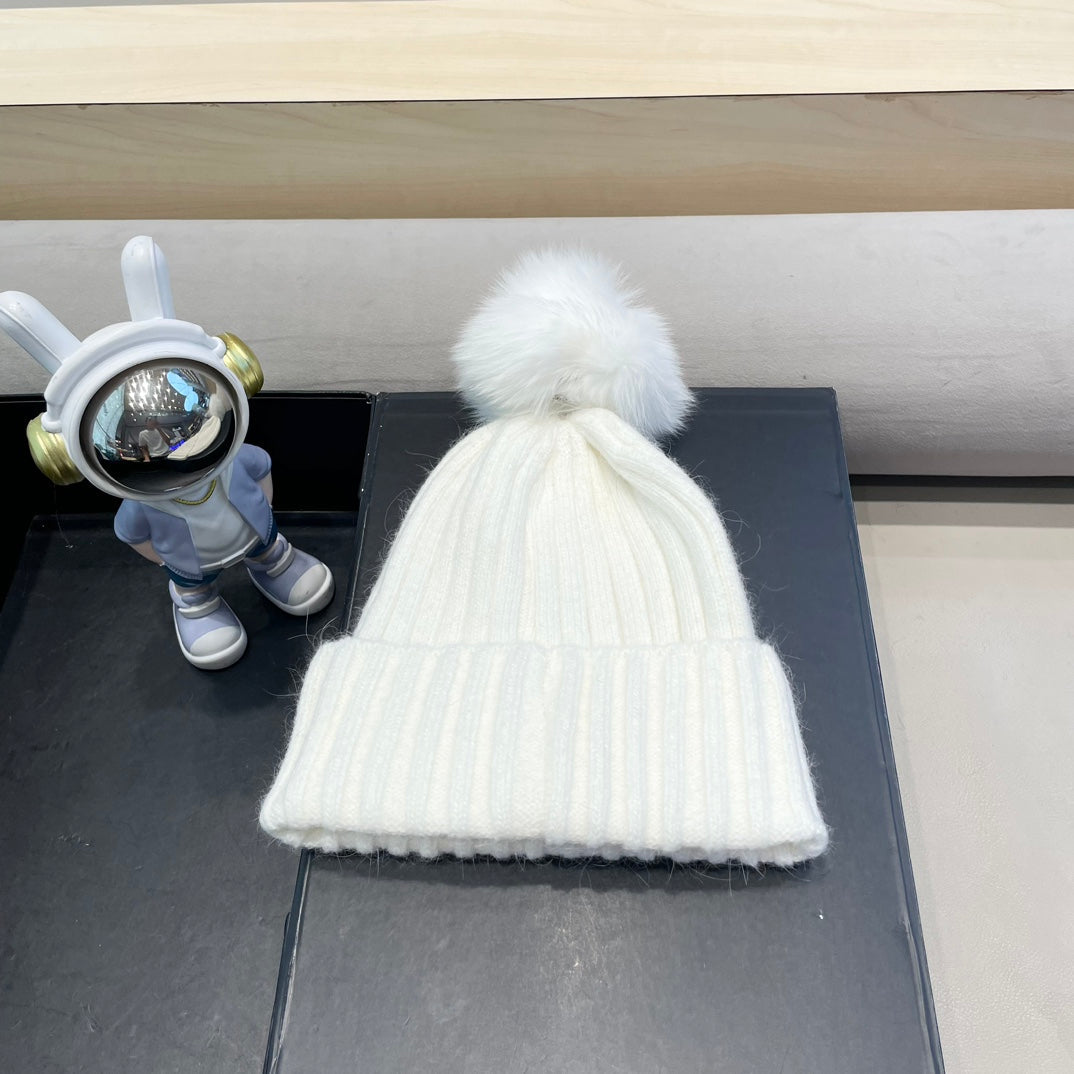 MONCLER BEANIE HAT IN WHITE WOOL WITH POM POM 438106