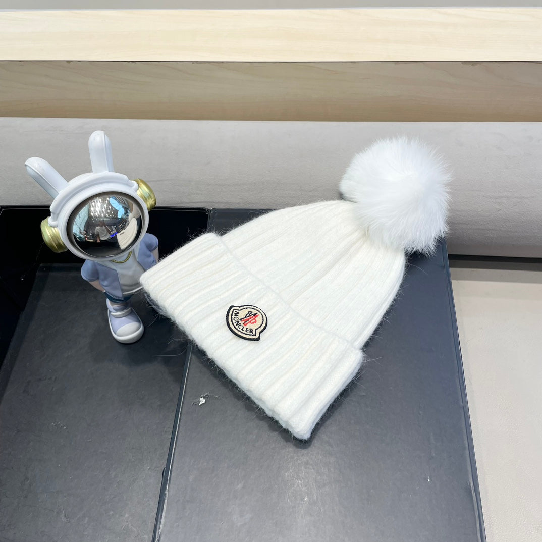 MONCLER BEANIE HAT IN WHITE WOOL WITH POM POM 438106