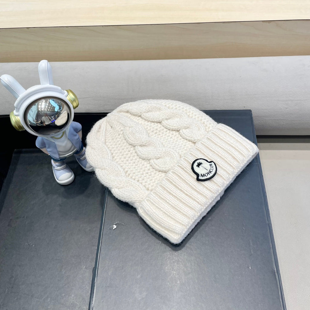 MONCLER CABLE-KNIT BEANIE HAT IN BEIGE CREAM WOOL 438143