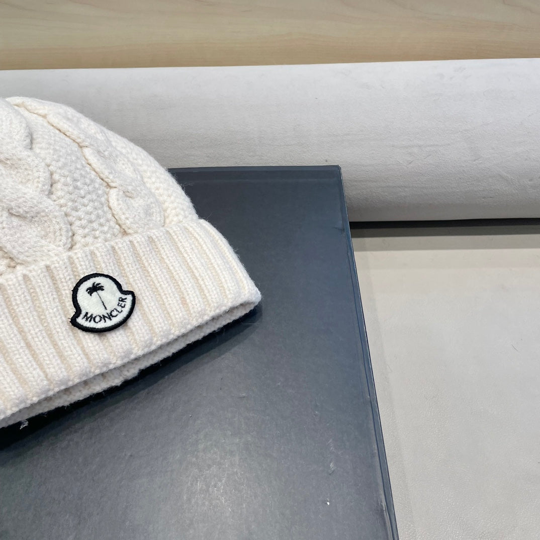 MONCLER CABLE-KNIT BEANIE HAT IN BEIGE CREAM WOOL 438143