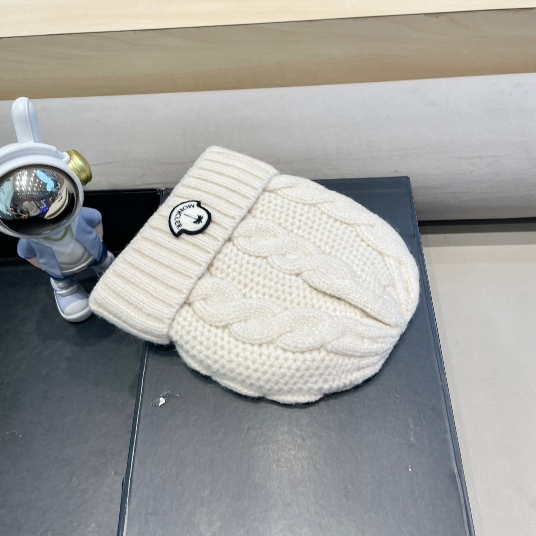 MONCLER CABLE-KNIT BEANIE HAT IN BEIGE CREAM WOOL 438143