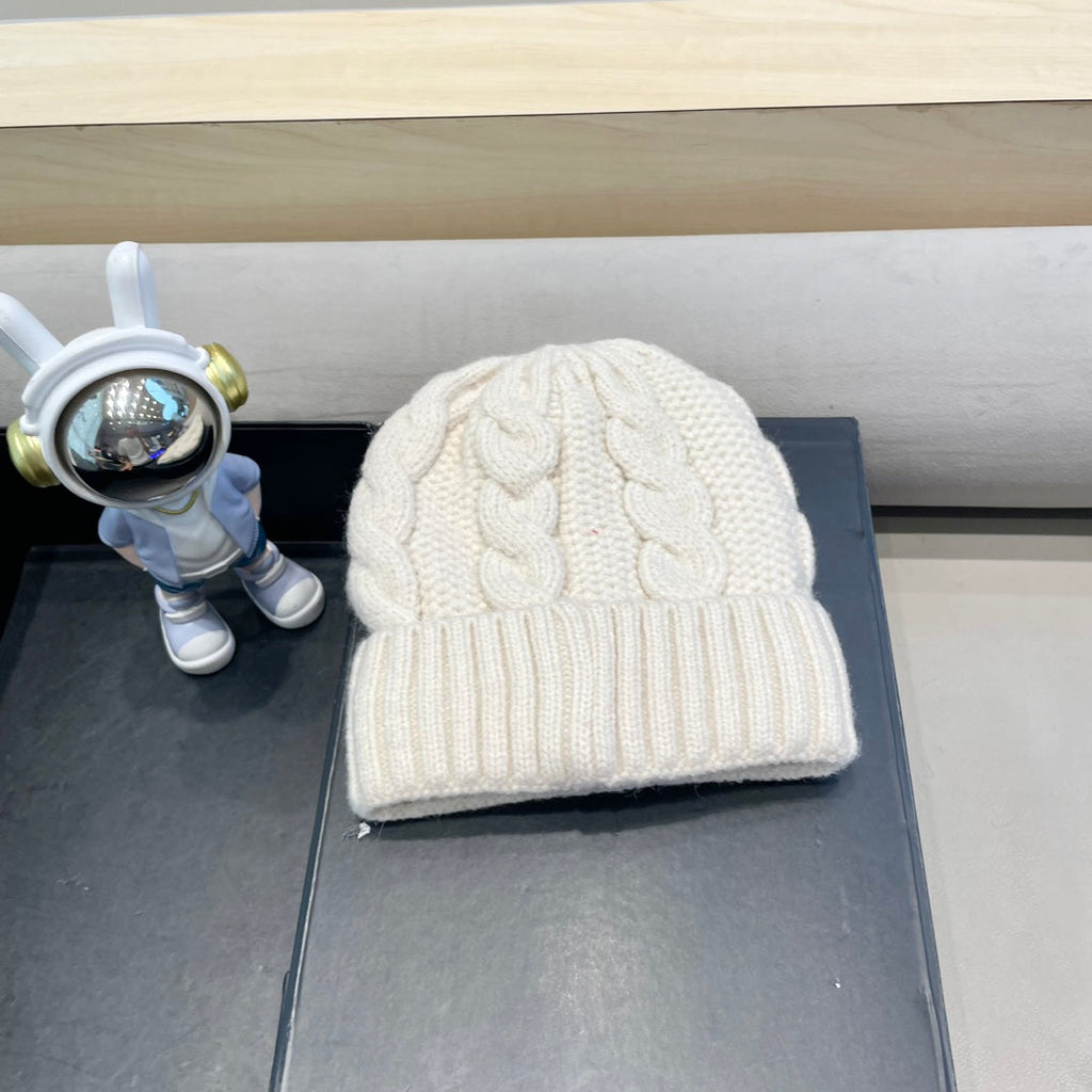 MONCLER CABLE-KNIT BEANIE HAT IN BEIGE CREAM WOOL 438143