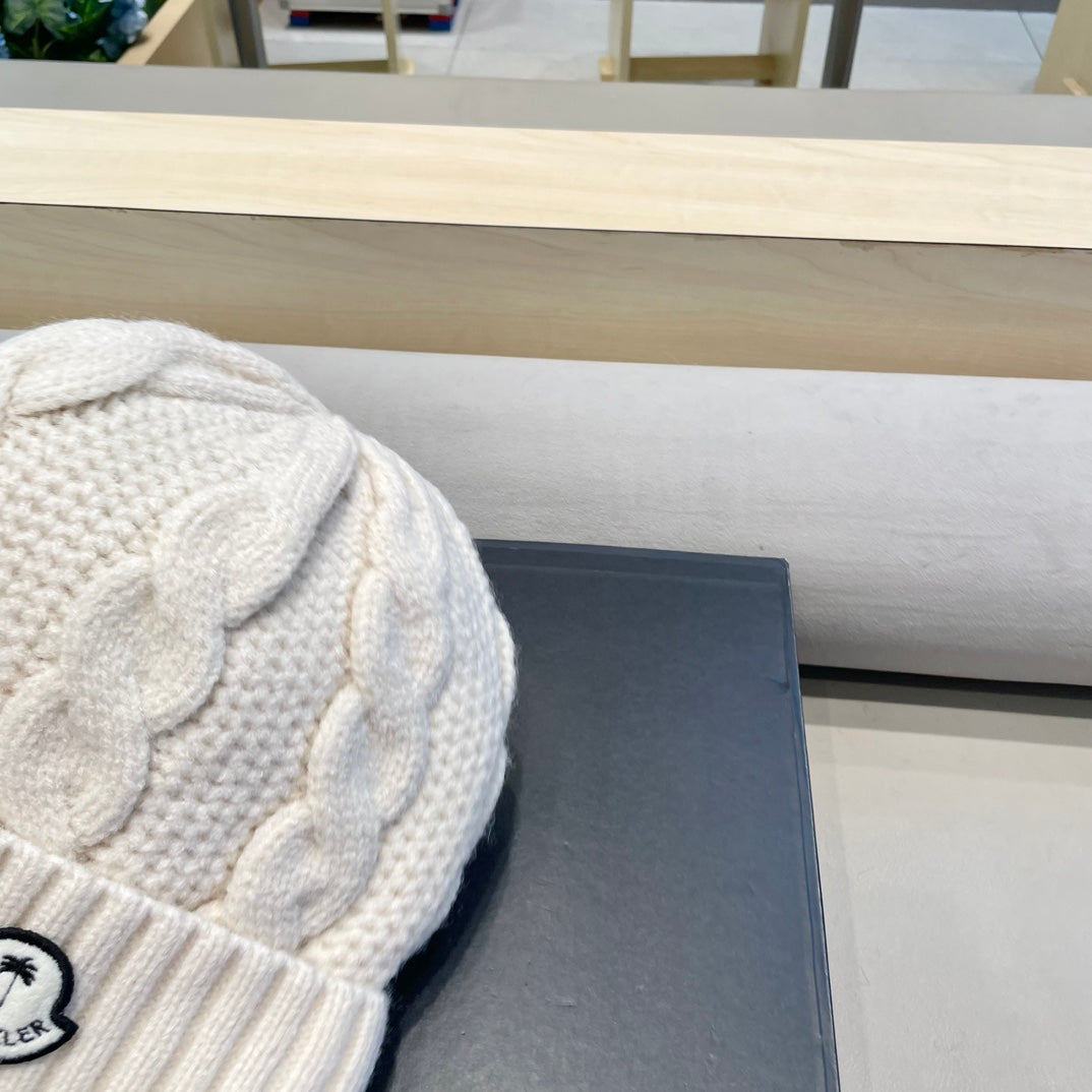 MONCLER CABLE-KNIT BEANIE HAT IN BEIGE CREAM WOOL 438143