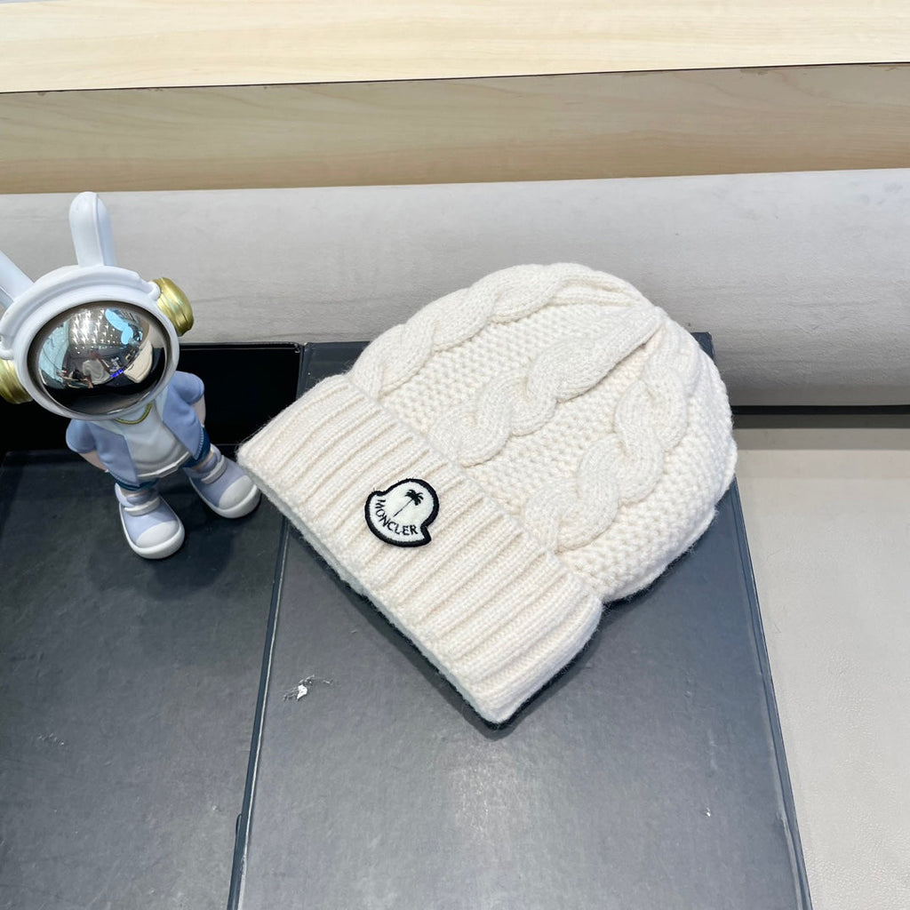 MONCLER CABLE-KNIT BEANIE HAT IN BEIGE CREAM WOOL 438143