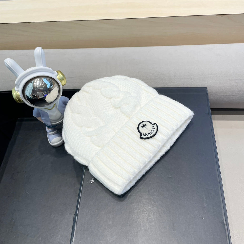 MONCLER CABLE-KNIT BEANIE HAT IN WHITE WOOL 438141