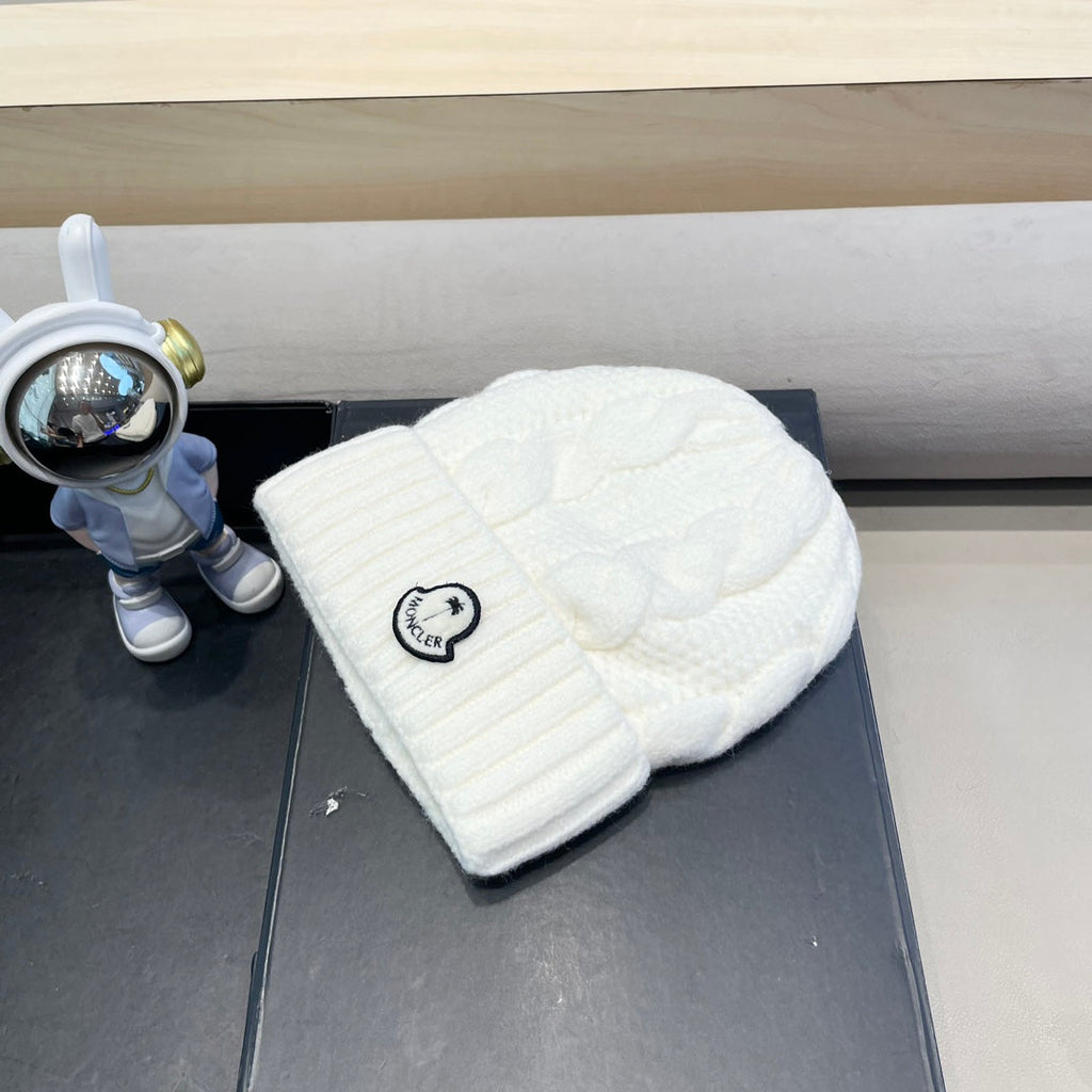 MONCLER CABLE-KNIT BEANIE HAT IN WHITE WOOL 438141