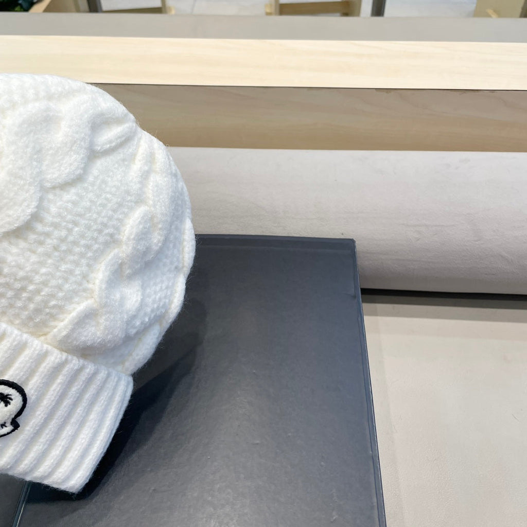 MONCLER CABLE-KNIT BEANIE HAT IN WHITE WOOL 438141