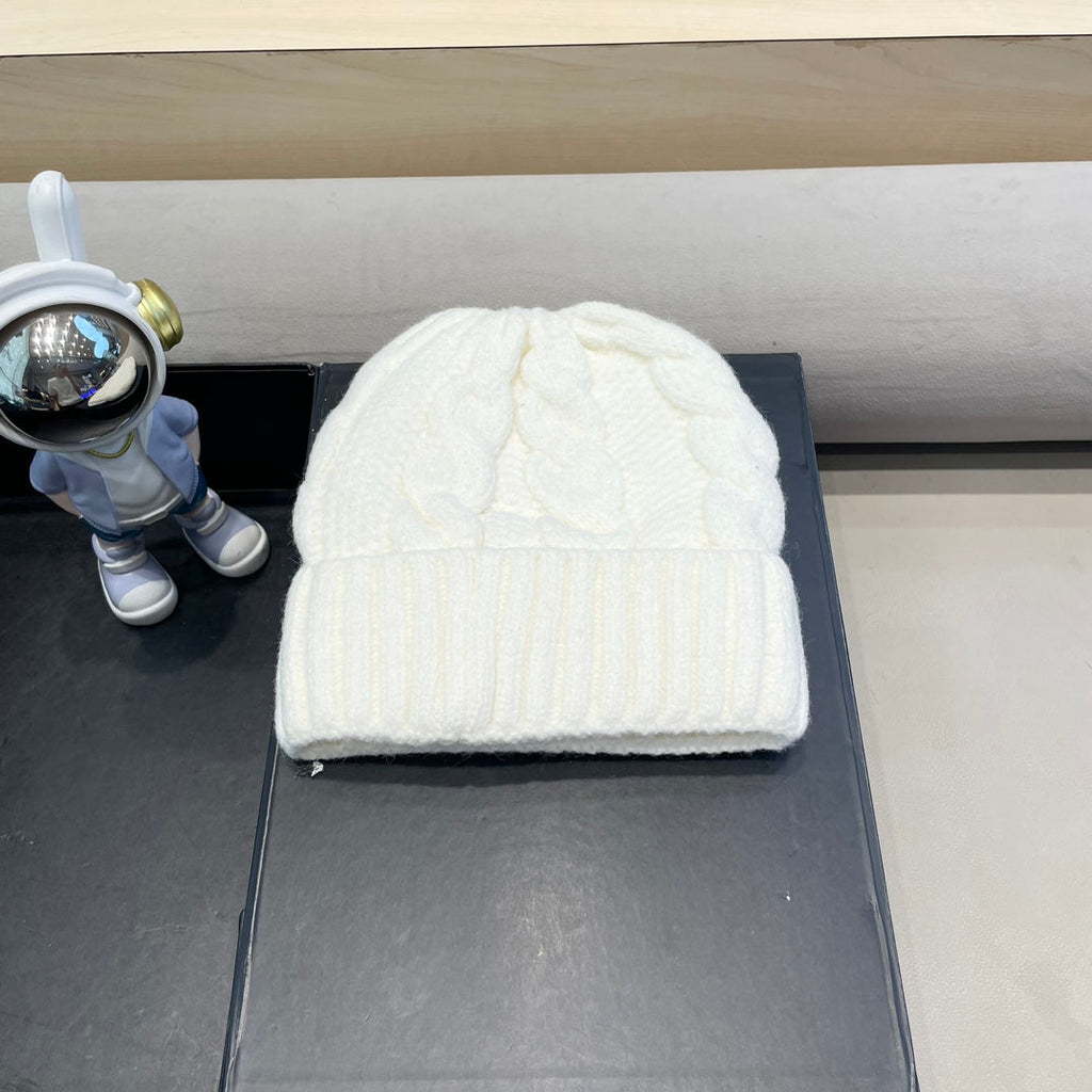 MONCLER CABLE-KNIT BEANIE HAT IN WHITE WOOL 438141