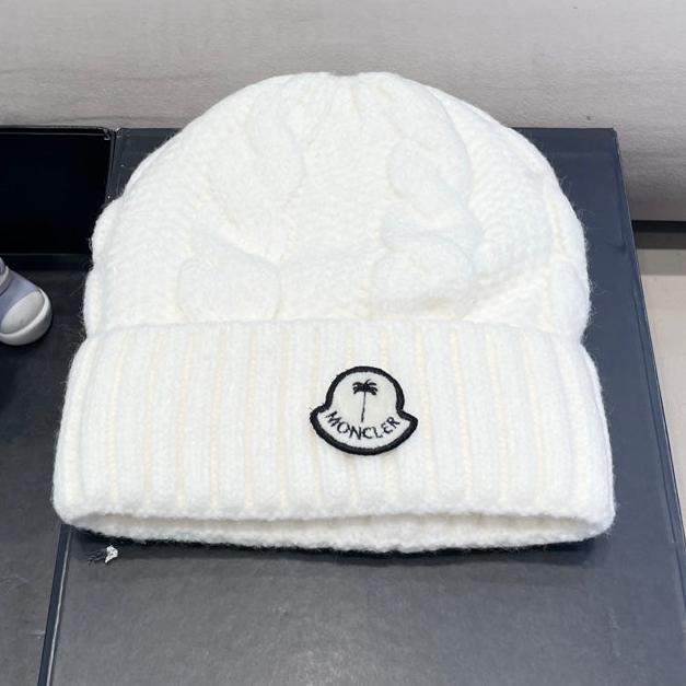 MONCLER CABLE-KNIT BEANIE HAT IN WHITE WOOL 438141