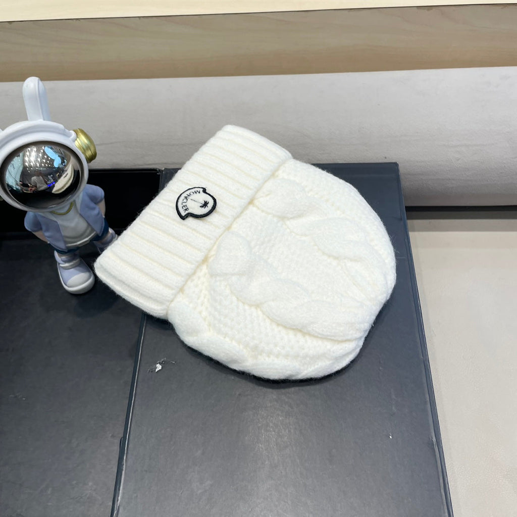 MONCLER CABLE-KNIT BEANIE HAT IN WHITE WOOL 438141