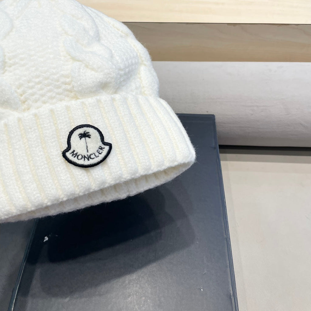 MONCLER CABLE-KNIT BEANIE HAT IN WHITE WOOL 438141