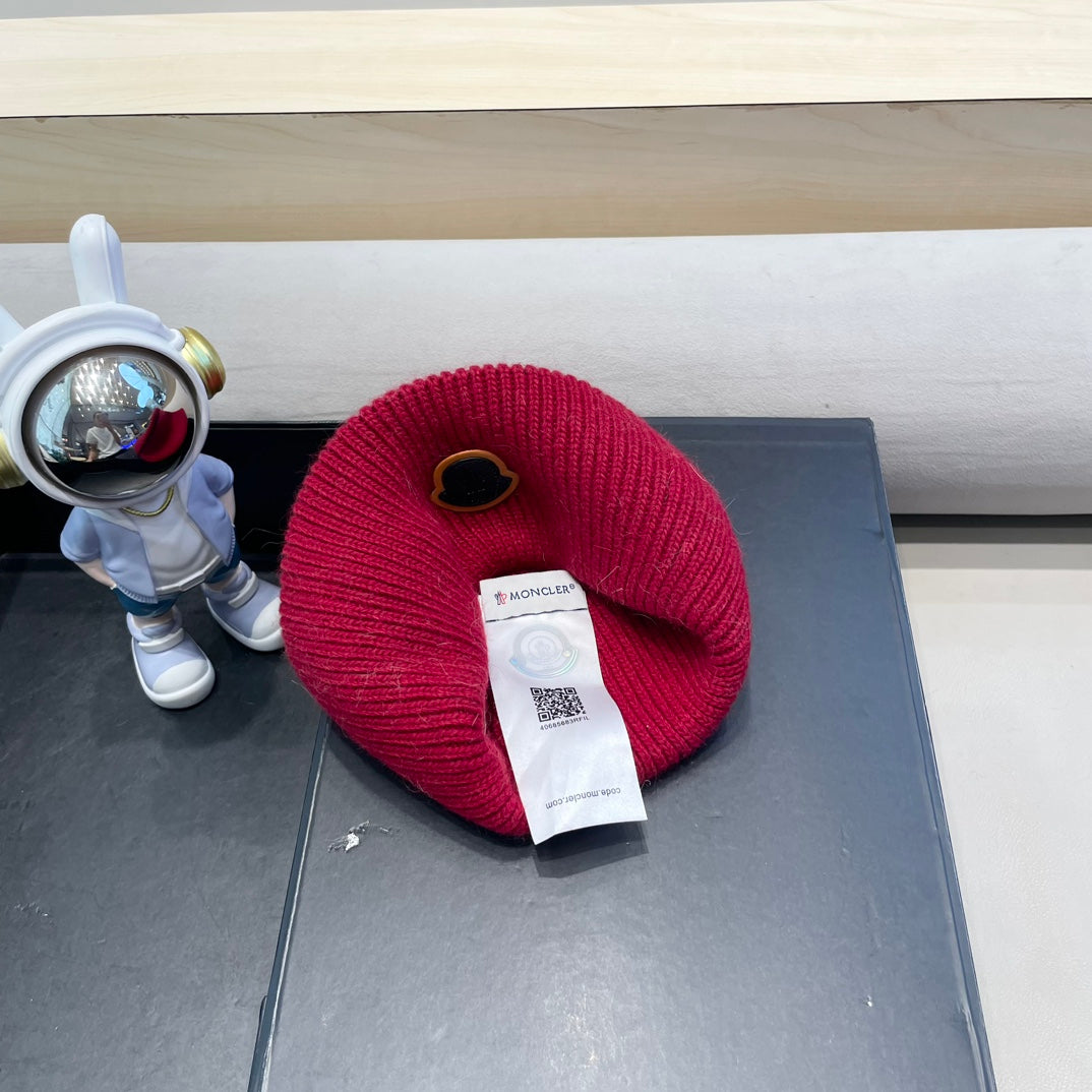 MONCLER BEANIE HAT IN CHERRY RED WOOL 438124