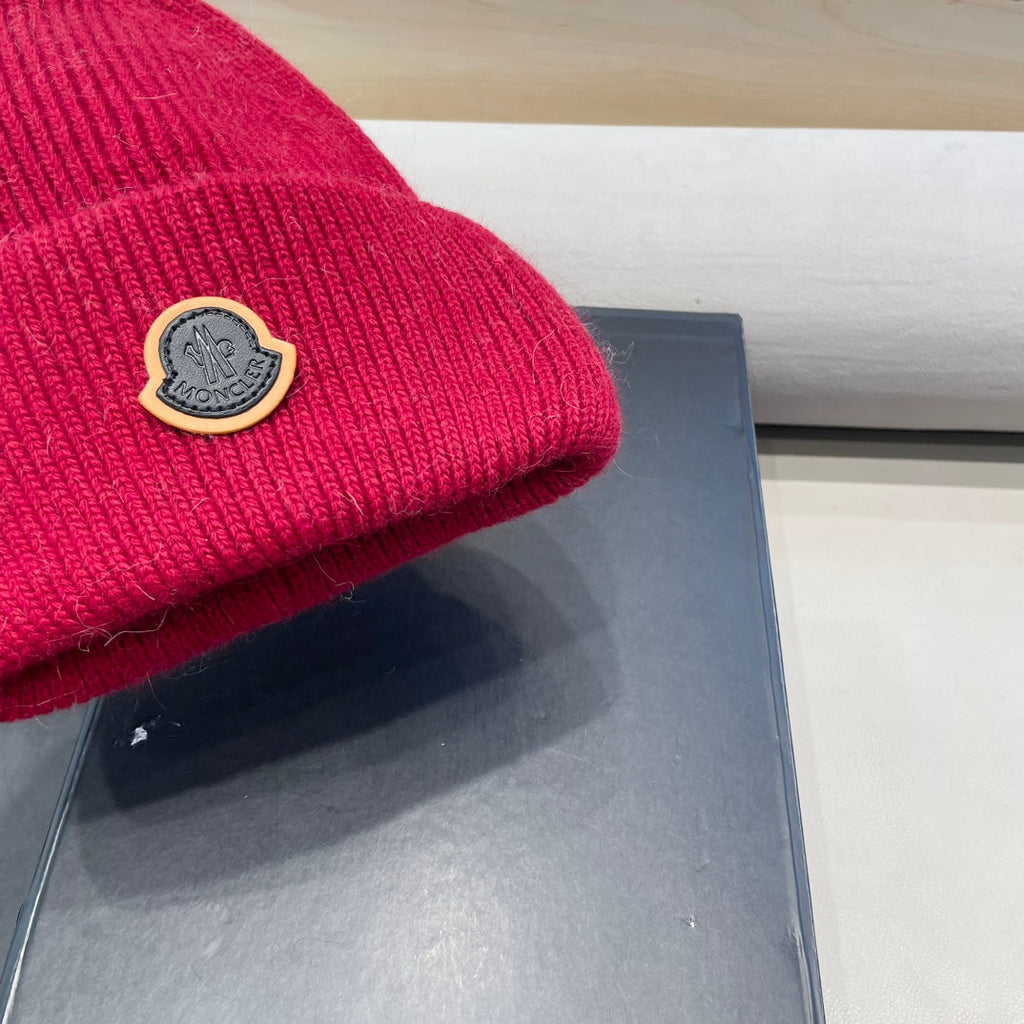 MONCLER BEANIE HAT IN CHERRY RED WOOL 438124