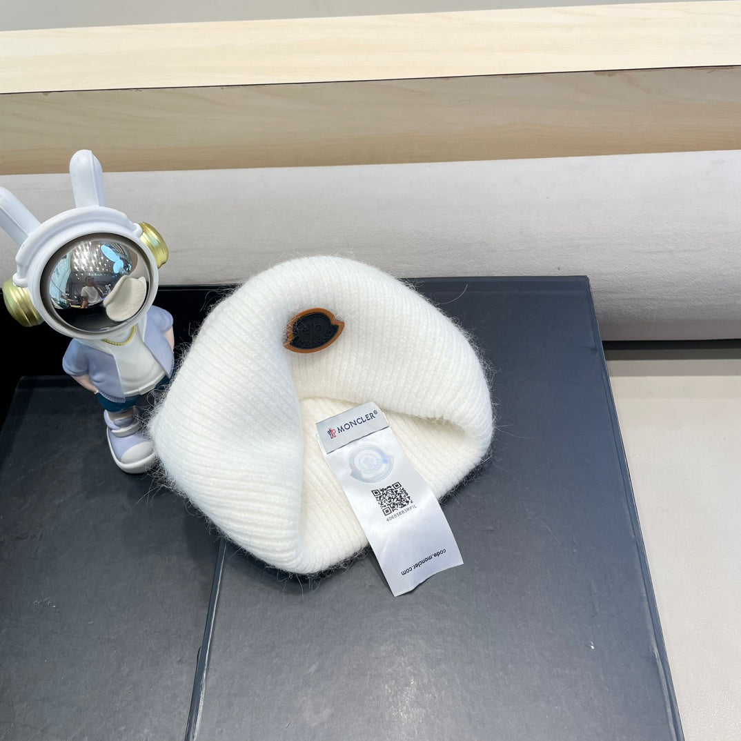 MONCLER BEANIE HAT IN WHITE WOOL 438126
