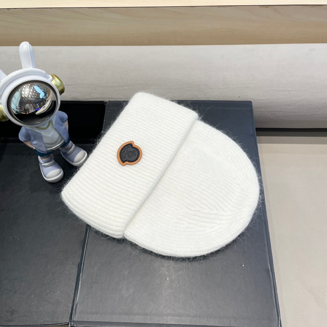 MONCLER BEANIE HAT IN WHITE WOOL 438126