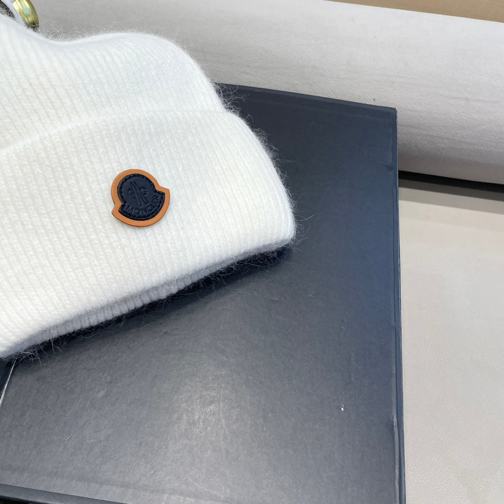 MONCLER BEANIE HAT IN WHITE WOOL 438126