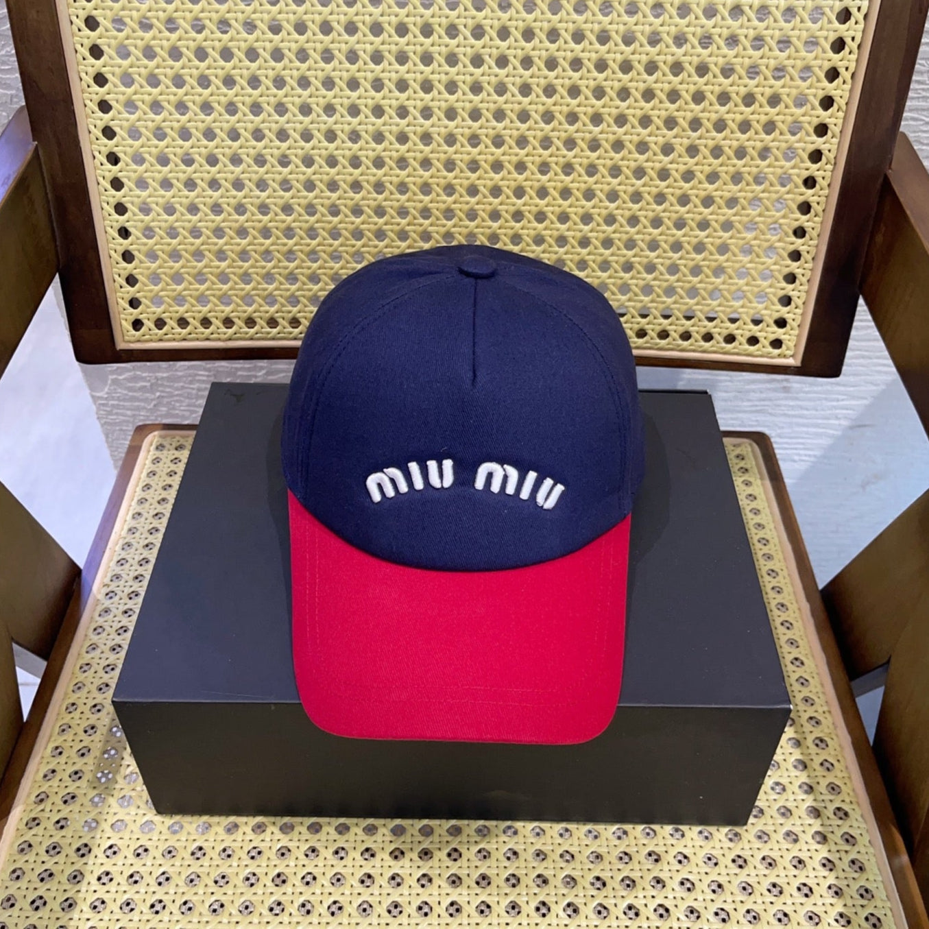 MIU MIU MM BASEBALL CAP IN NAVY BLUE AND RED FABRIC WITH LOGO EMBROIDERY