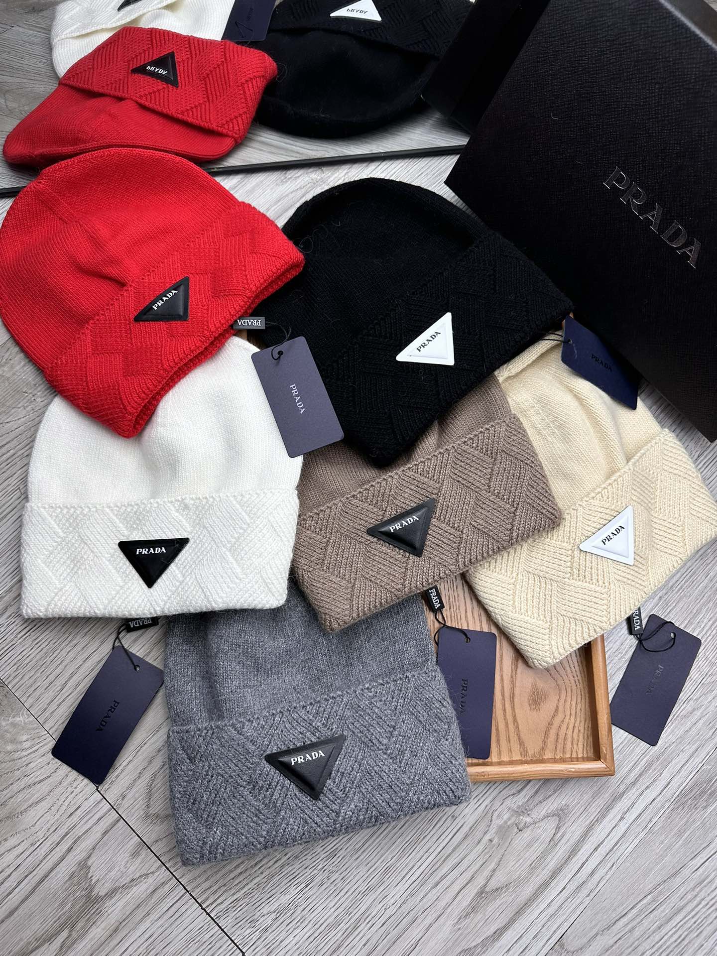PRADA BEANIE HAT IN CHERRY RED WOOL AND RABBIT FUR 342036