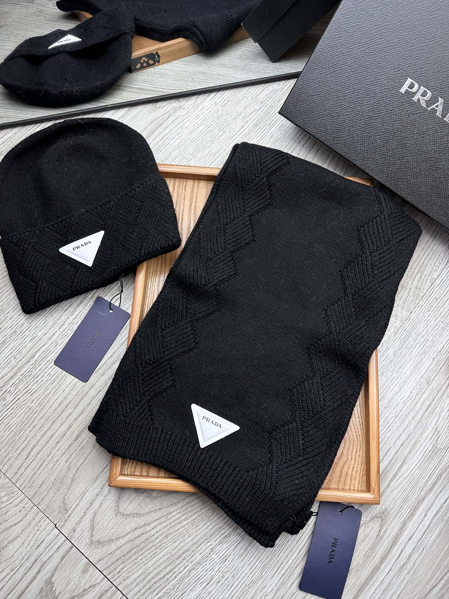 PRADA SET SCARF AND HAT IN BLACK WOOL AND RABBIT FUR 397410