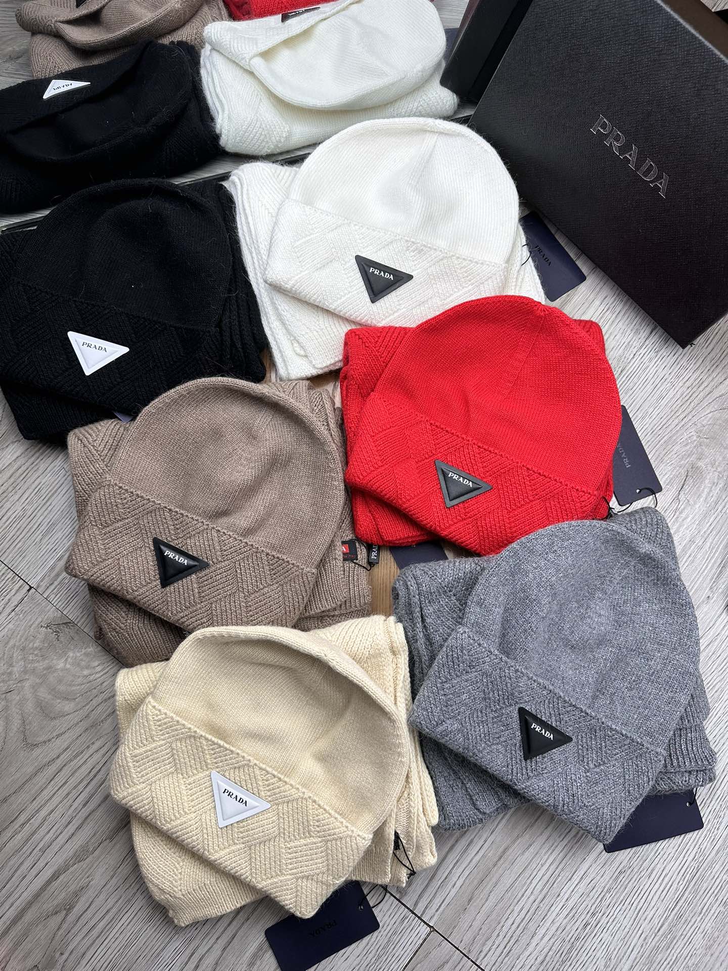 PRADA SET SCARF AND HAT IN CHERRY RED WOOL AND RABBIT FUR 397409
