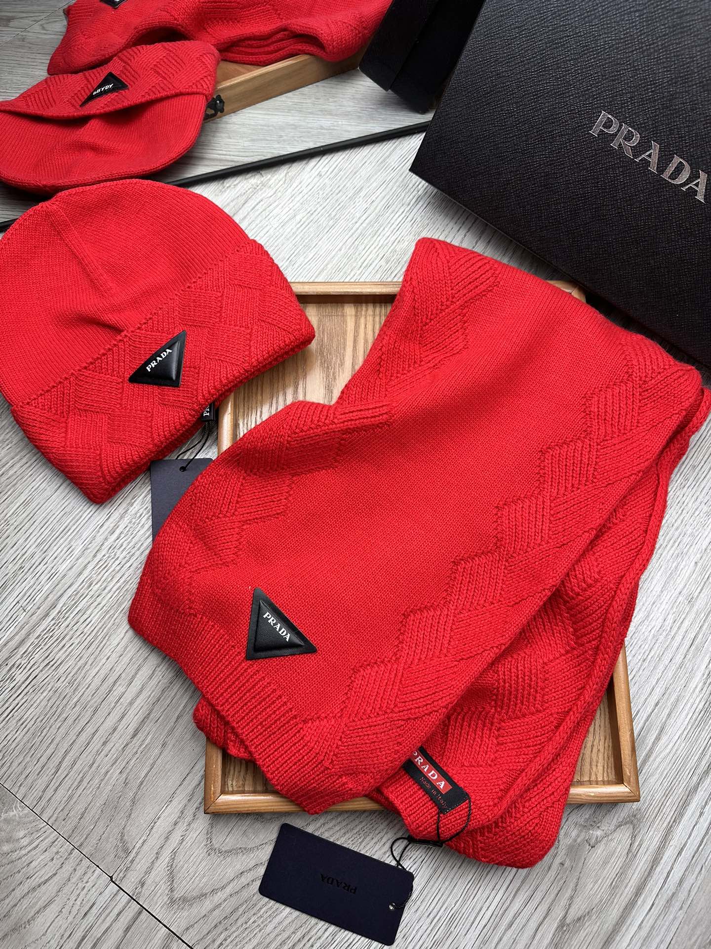PRADA SET SCARF AND HAT IN CHERRY RED WOOL AND RABBIT FUR 397409