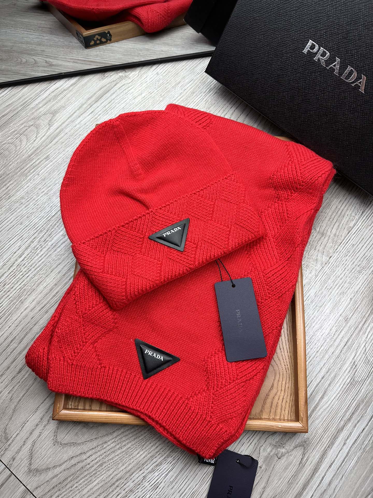 PRADA SET SCARF AND HAT IN CHERRY RED WOOL AND RABBIT FUR 397409