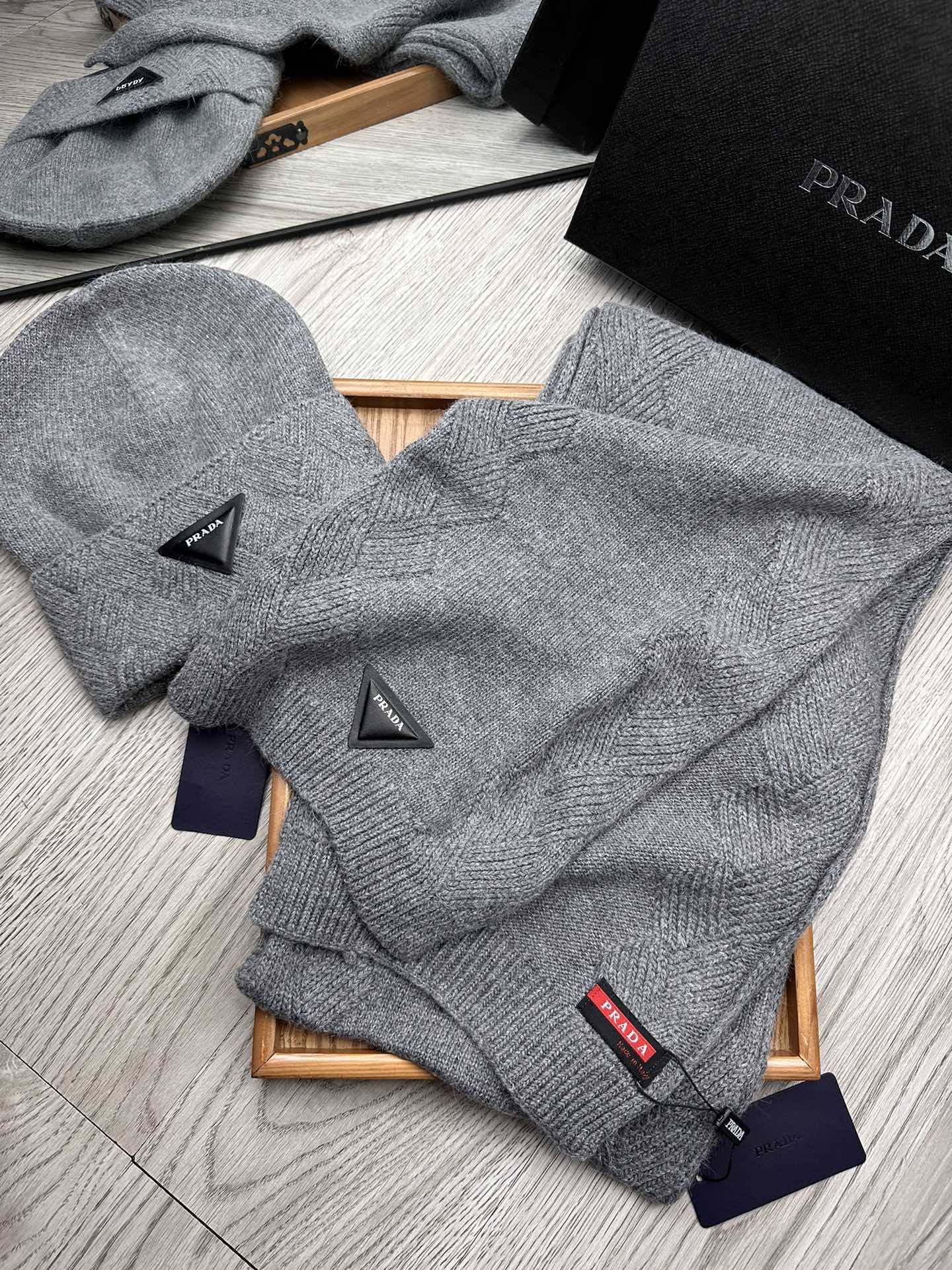 PRADA SET SCARF AND HAT IN RHINO GRAY WOOL AND RABBIT FUR 397407