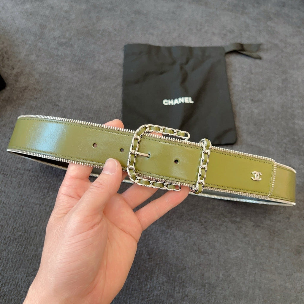 CHANEL BELT 40MM IN OLIVE GREEN CALFSKIN WITH INTERWOVEN CHAIN BUCKLE ZIPPER IN TRIM SILVER HARDWARE