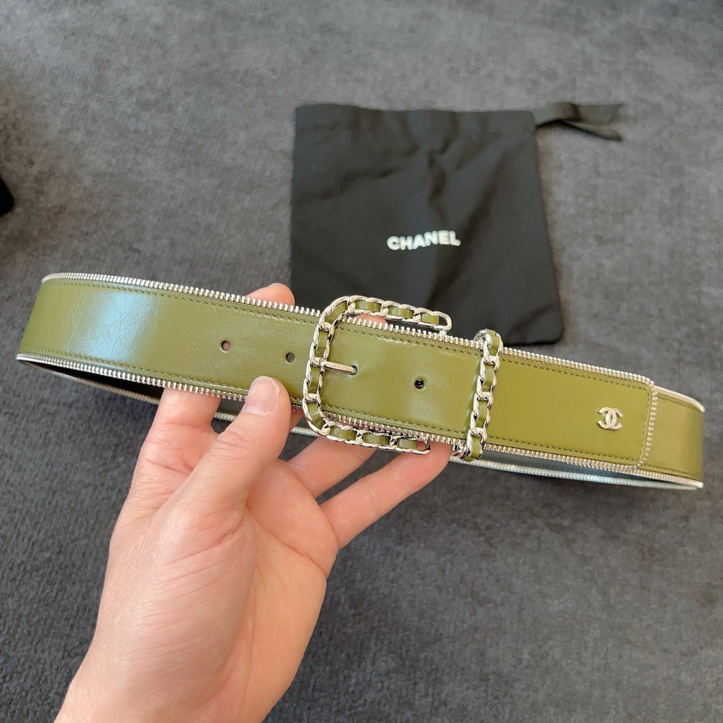 CHANEL BELT 40MM IN OLIVE GREEN CALFSKIN WITH INTERWOVEN CHAIN BUCKLE ZIPPER IN TRIM SILVER HARDWARE