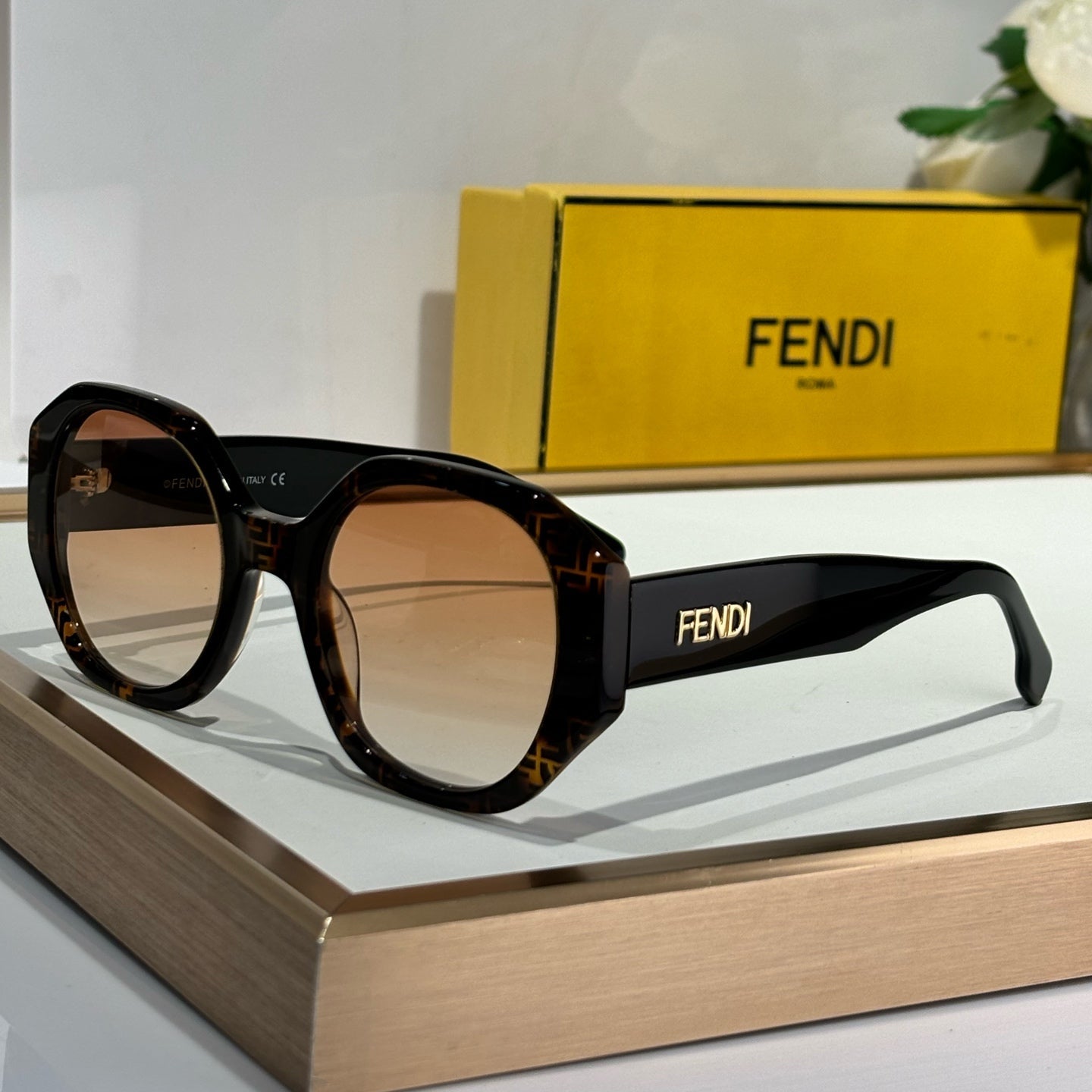 FENDI FEN EVOLUTION CHUNKY GEOMETRIC FRAME SUNGLASSES FE40118 IN ACETATE