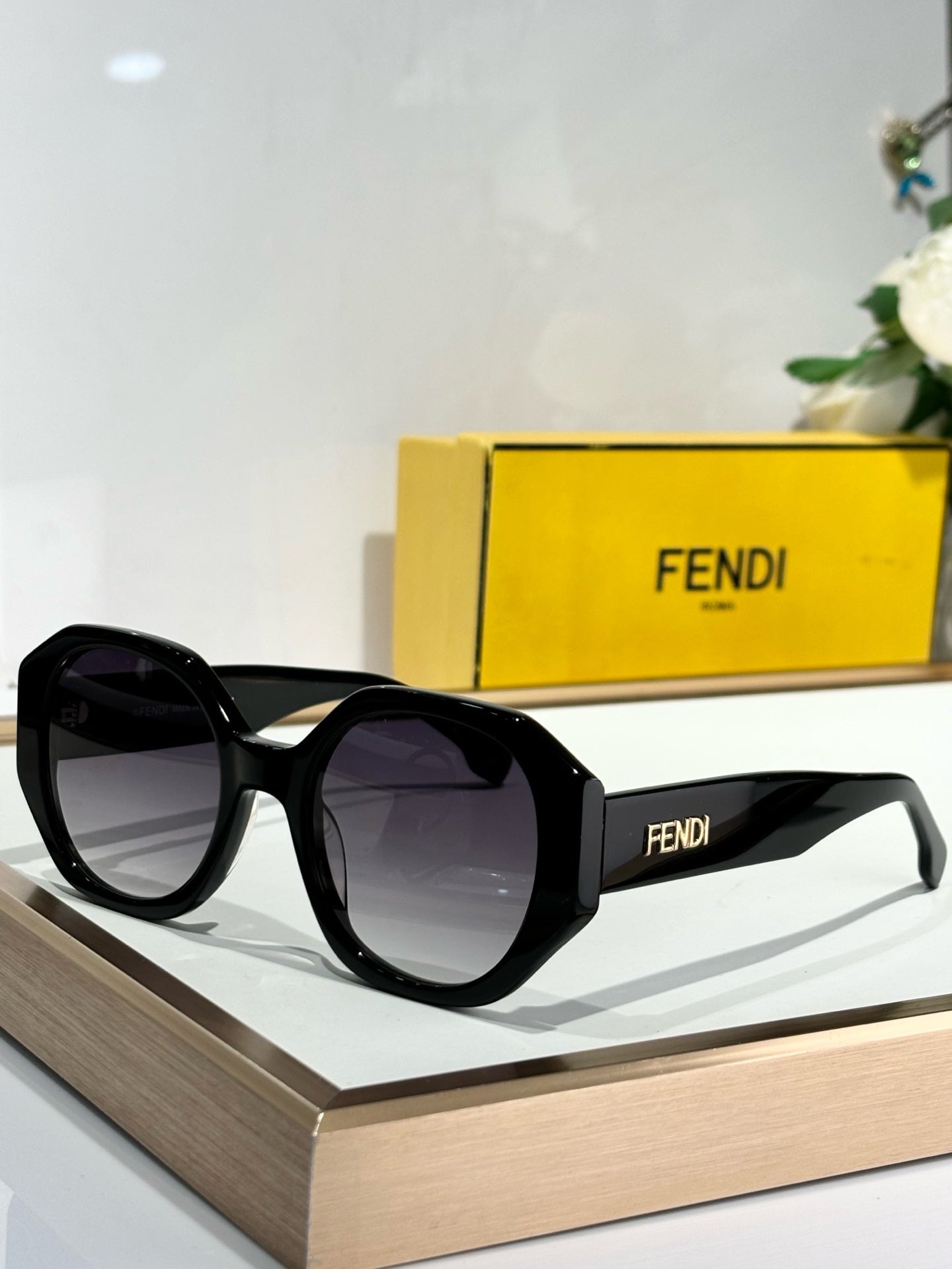 FENDI FEN EVOLUTION CHUNKY GEOMETRIC FRAME SUNGLASSES FE40118 IN ACETATE