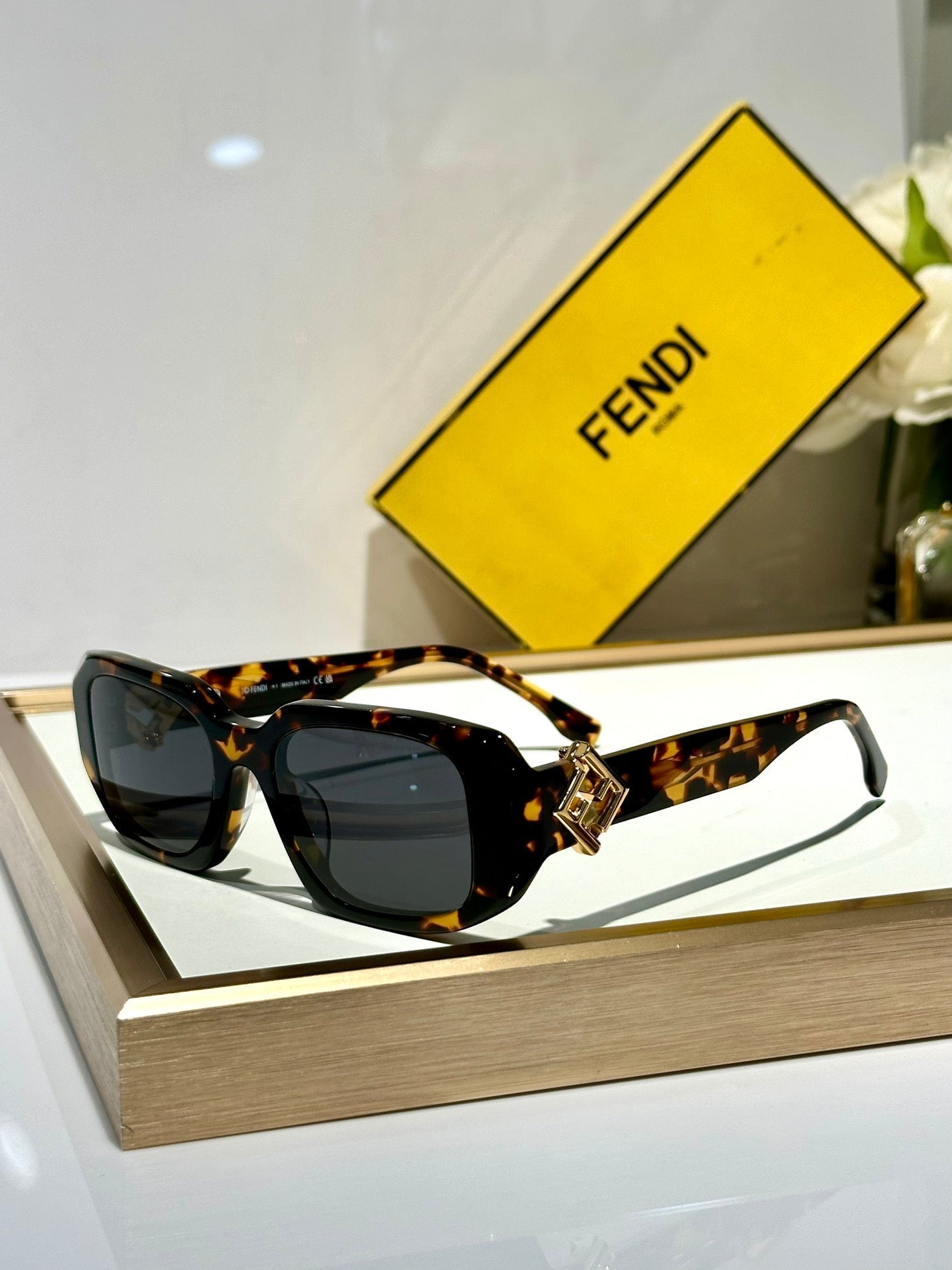 FENDI ROMA RECTANGULAR FRAME SUNGLASSES FE40151U IN ACETATE
