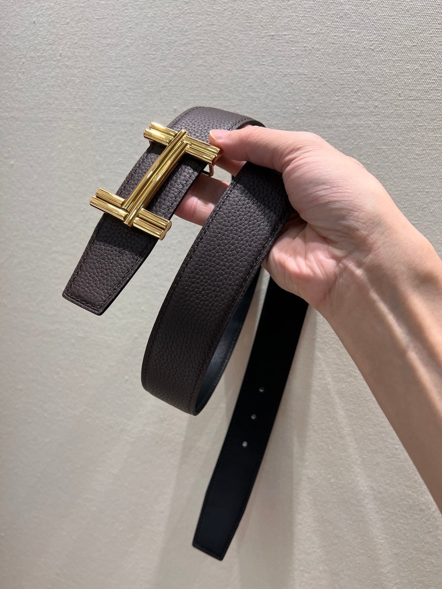 HERMES TRAVERSE BELT BUCKLE & REVERSIBLE CHOCOLATE BROWN AND BLACK LEATHER STRAP 38 MM GOLD HARDWARE