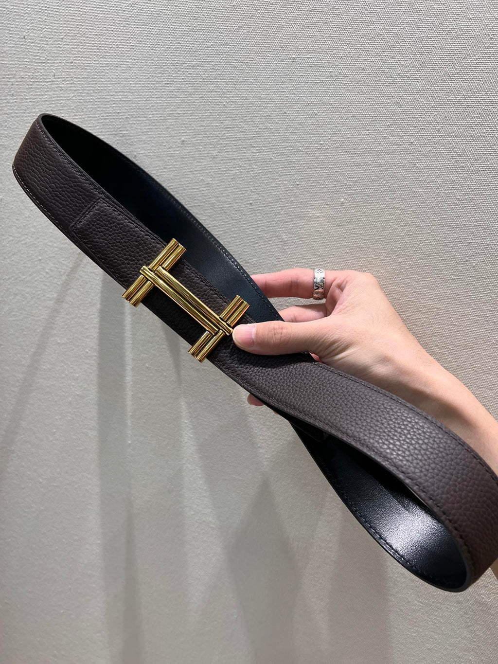 HERMES TRAVERSE BELT BUCKLE & REVERSIBLE CHOCOLATE BROWN AND BLACK LEATHER STRAP 38 MM GOLD HARDWARE