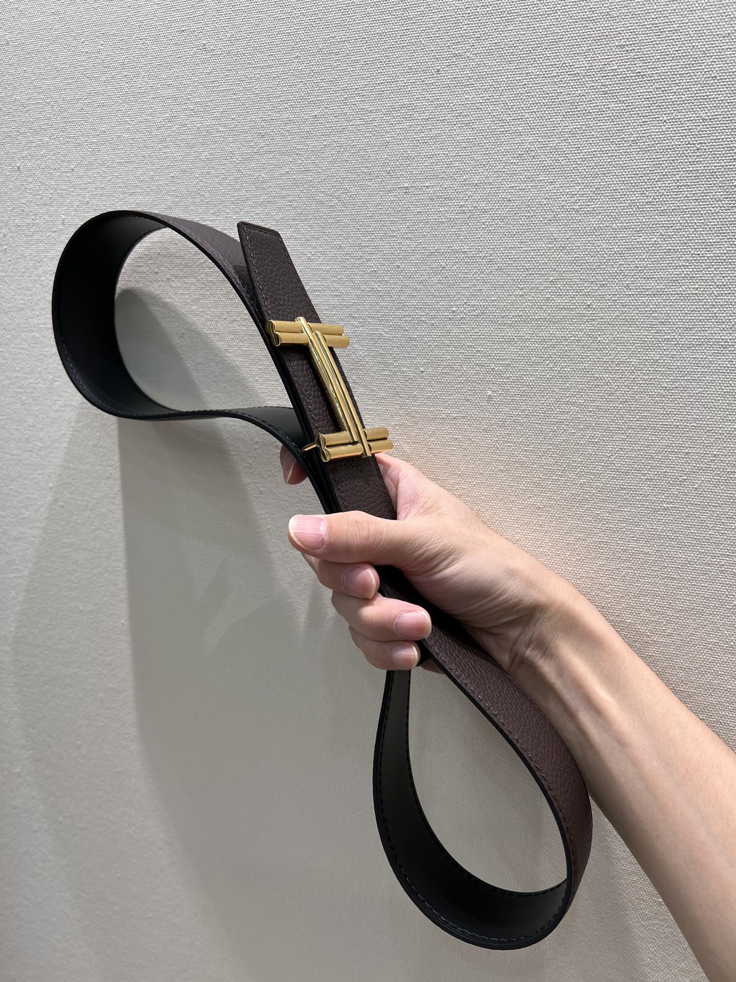 HERMES TRAVERSE BELT BUCKLE & REVERSIBLE CHOCOLATE BROWN AND BLACK LEATHER STRAP 38 MM GOLD HARDWARE