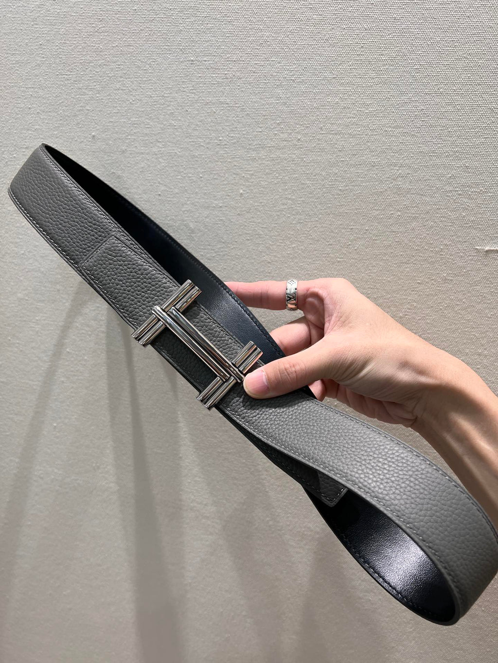 HERMES TRAVERSE BELT BUCKLE & REVERSIBLE GRAY AND BLACK LEATHER STRAP 38 MM SILVER HARDWARE