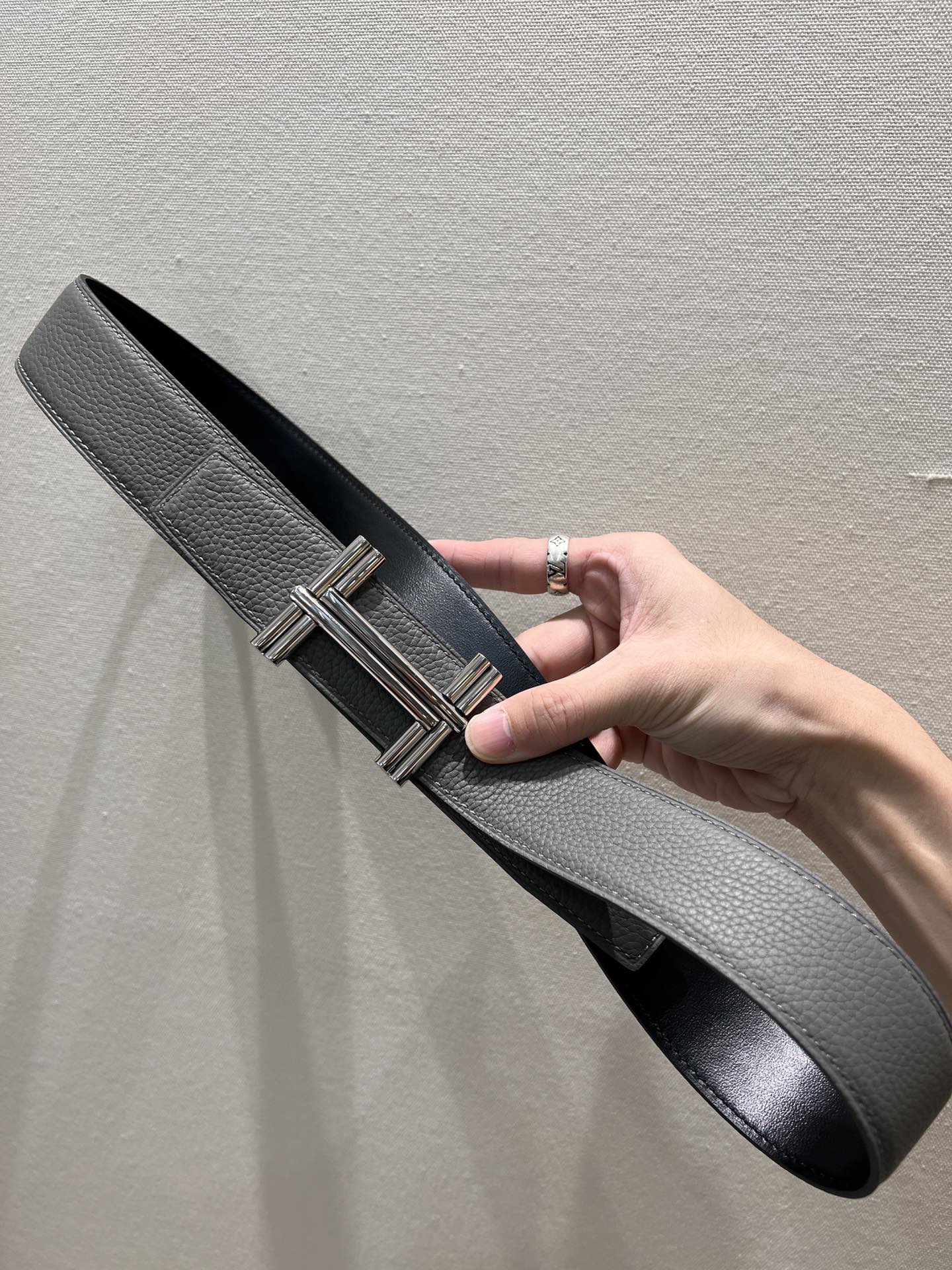 HERMES TRAVERSE BELT BUCKLE & REVERSIBLE GRAY AND BLACK LEATHER STRAP 38 MM SILVER HARDWARE