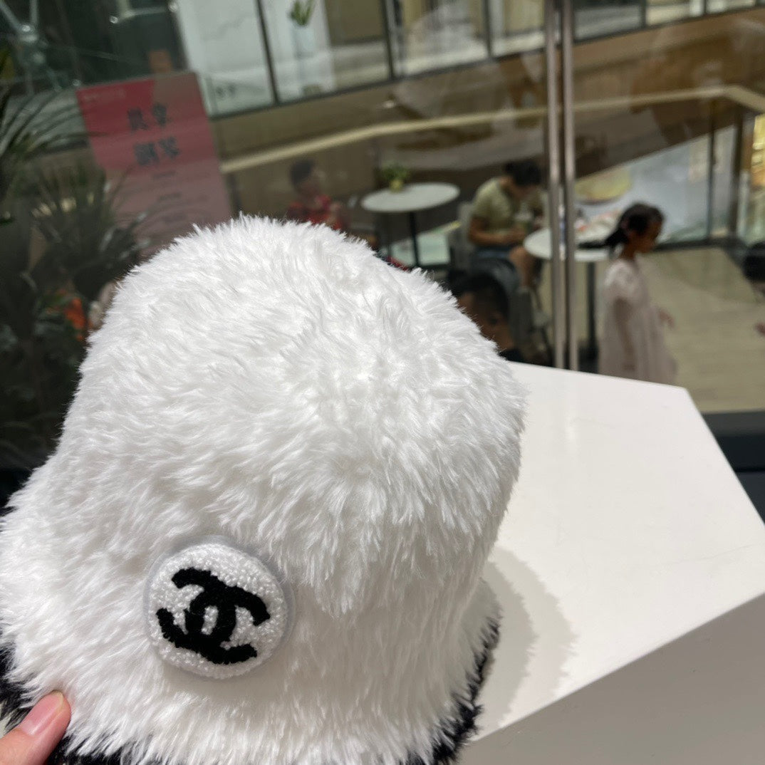 CHANEL BUCKET HAT IN WHITE MIX BLACK LAMB FUR 420891