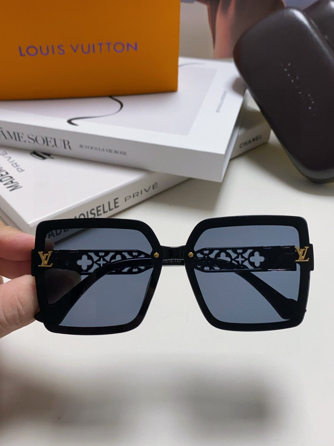 LOUIS VUITTON SQUARE SUNGLASSES 567456 IN BLACK ACETATE EMBOSSED LOGO
