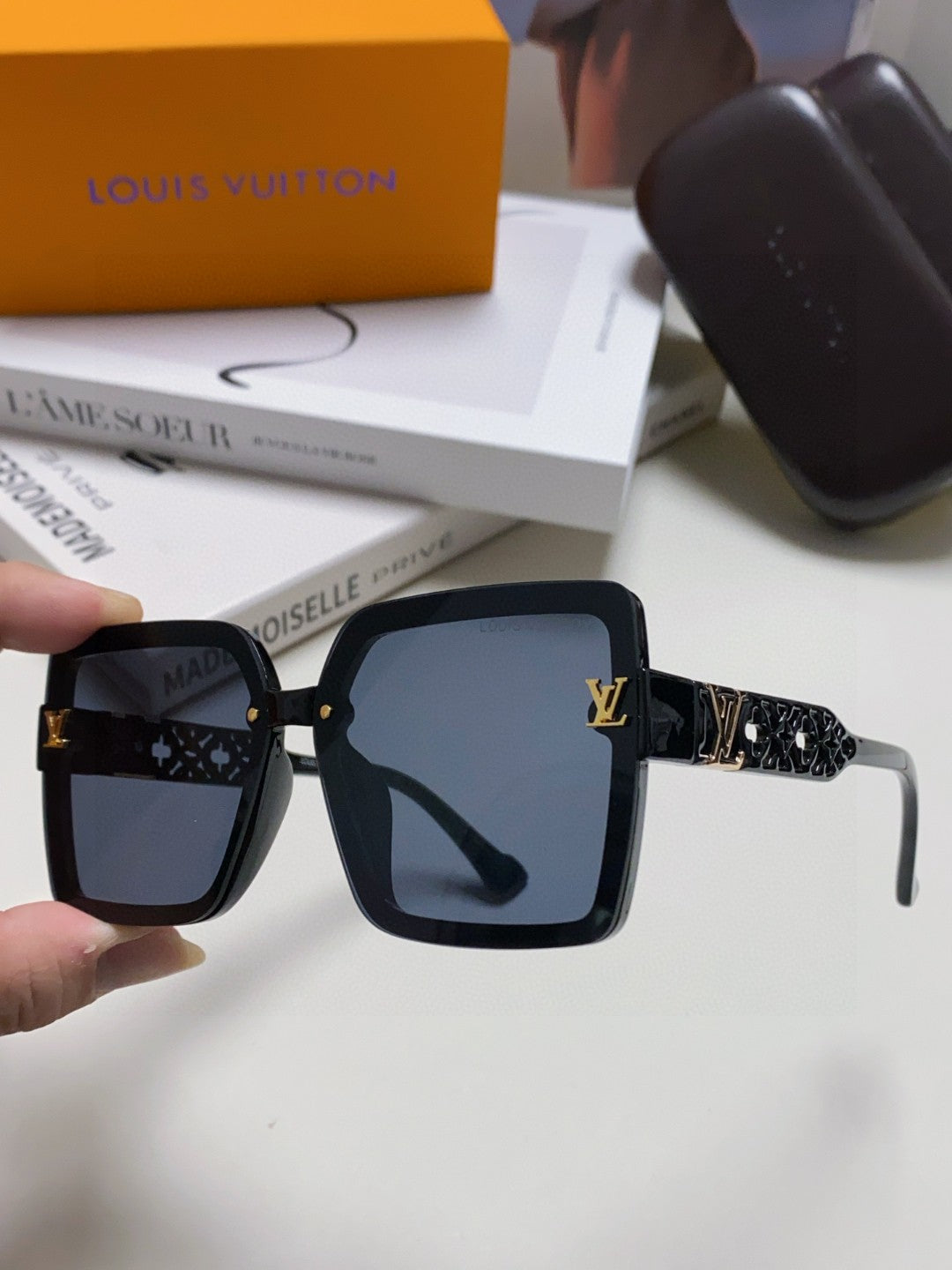 LOUIS VUITTON SQUARE SUNGLASSES 567456 IN BLACK ACETATE EMBOSSED LOGO