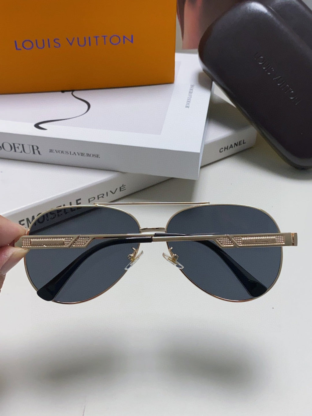 LOUIS VUITTON PILOT SUNGLASSES 581364 IN GOLD METAL BLACK LENSES