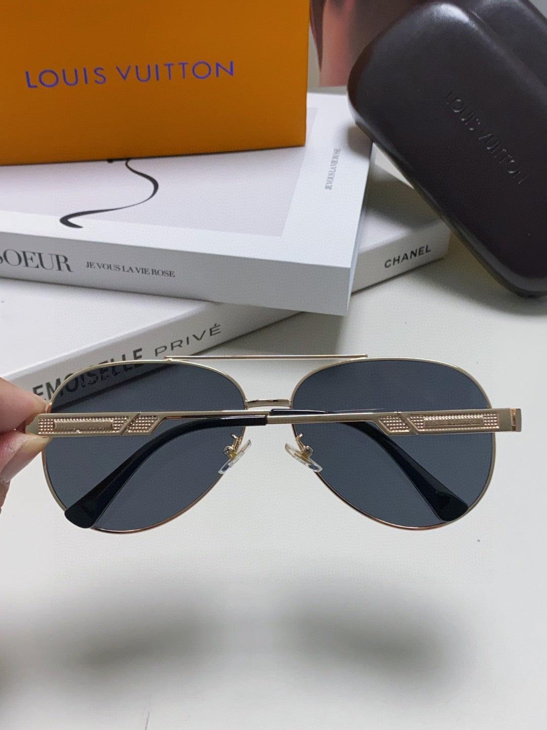 LOUIS VUITTON PILOT SUNGLASSES 581364 IN GOLD METAL BLACK LENSES