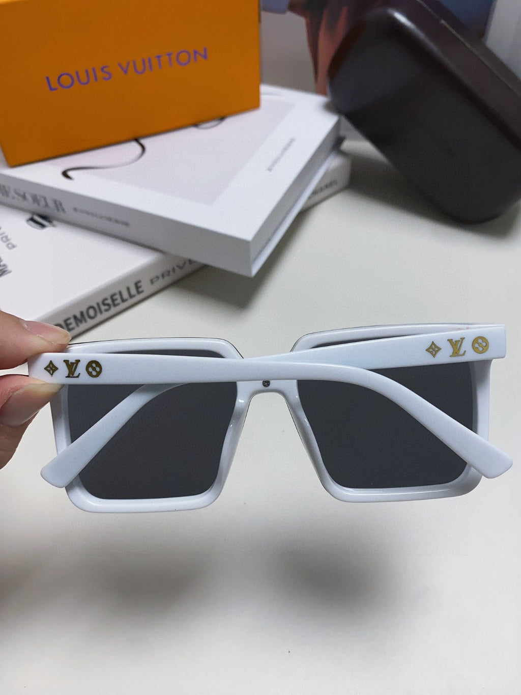 LOUIS VUITTON SQUARE SUNGLASSES 581369 IN WHITE ACETATE