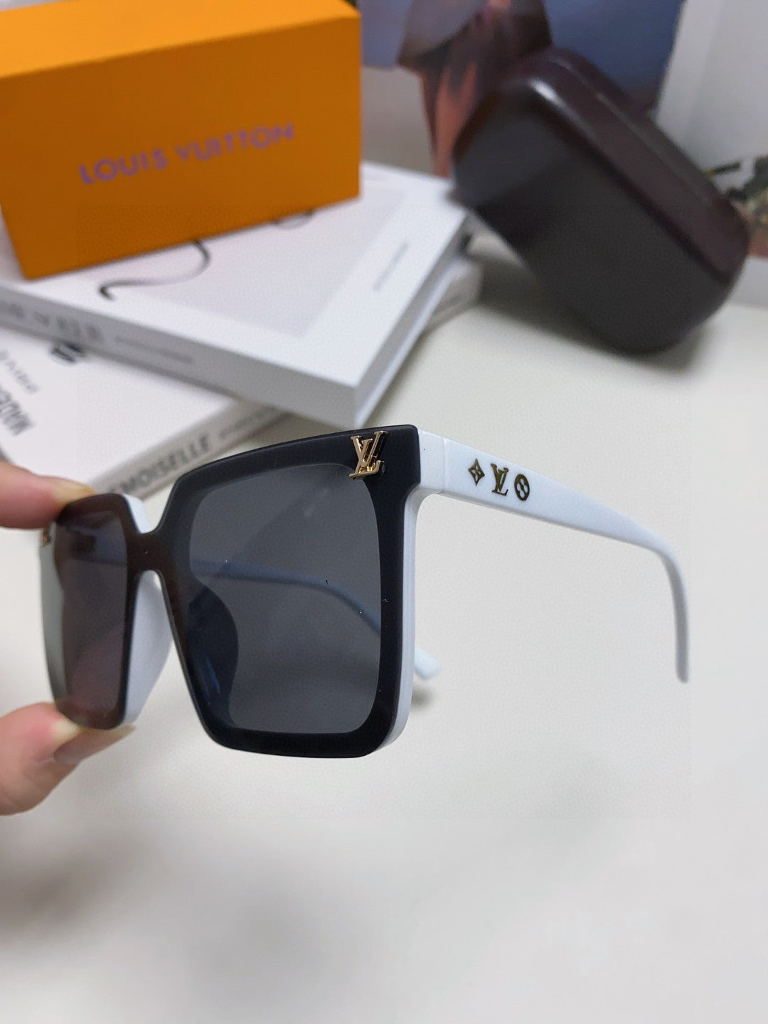 LOUIS VUITTON SQUARE SUNGLASSES 581369 IN WHITE ACETATE