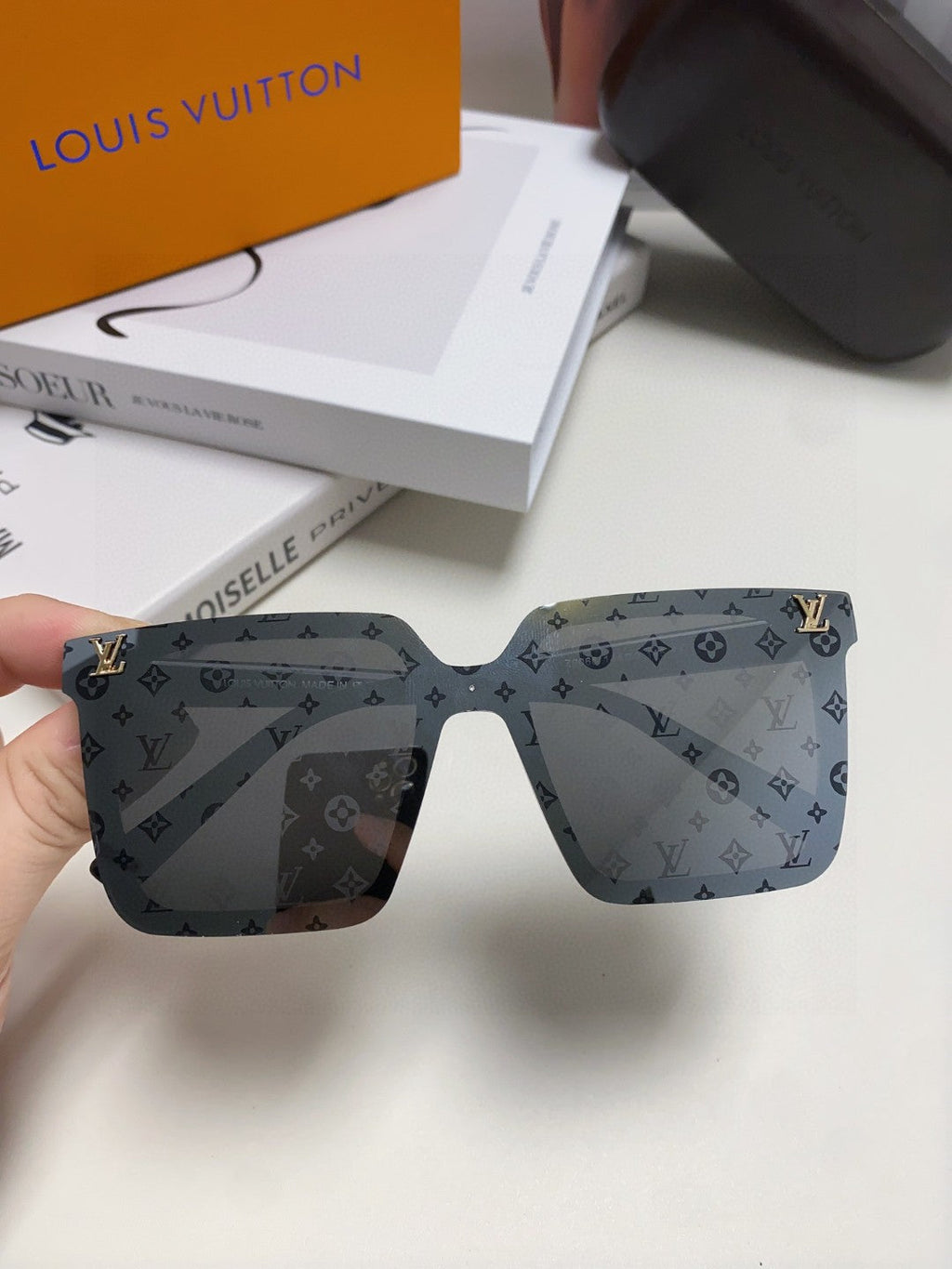 LOUIS VUITTON SQUARE SUNGLASSES 581366 IN BLACK ACETATE MONOGRAM MASK ON LENS