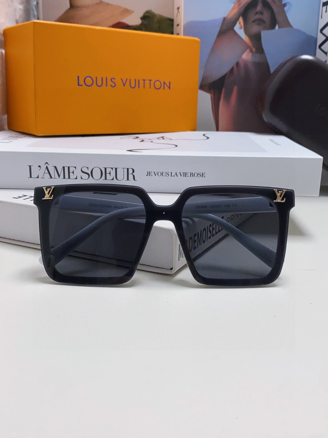 LOUIS VUITTON SQUARE SUNGLASSES 581369 IN WHITE ACETATE