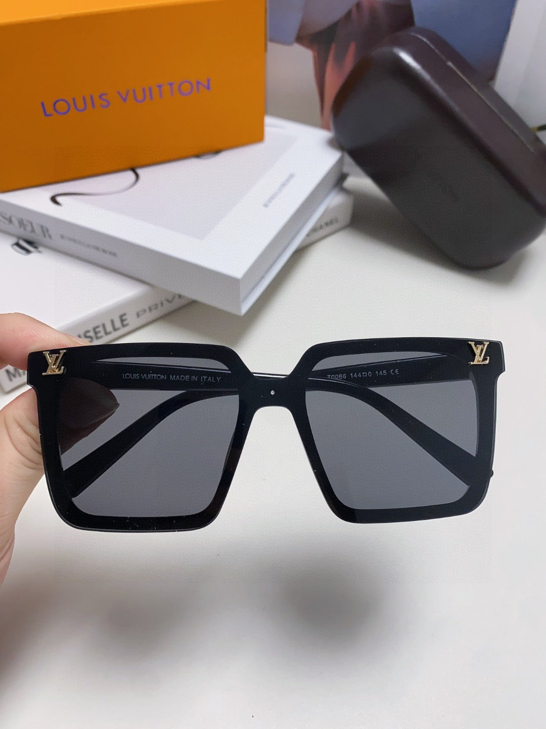 LOUIS VUITTON SQUARE SUNGLASSES 581370 IN BLACK ACETATE