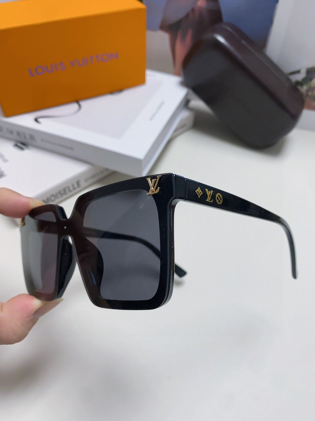 LOUIS VUITTON SQUARE SUNGLASSES 581370 IN BLACK ACETATE