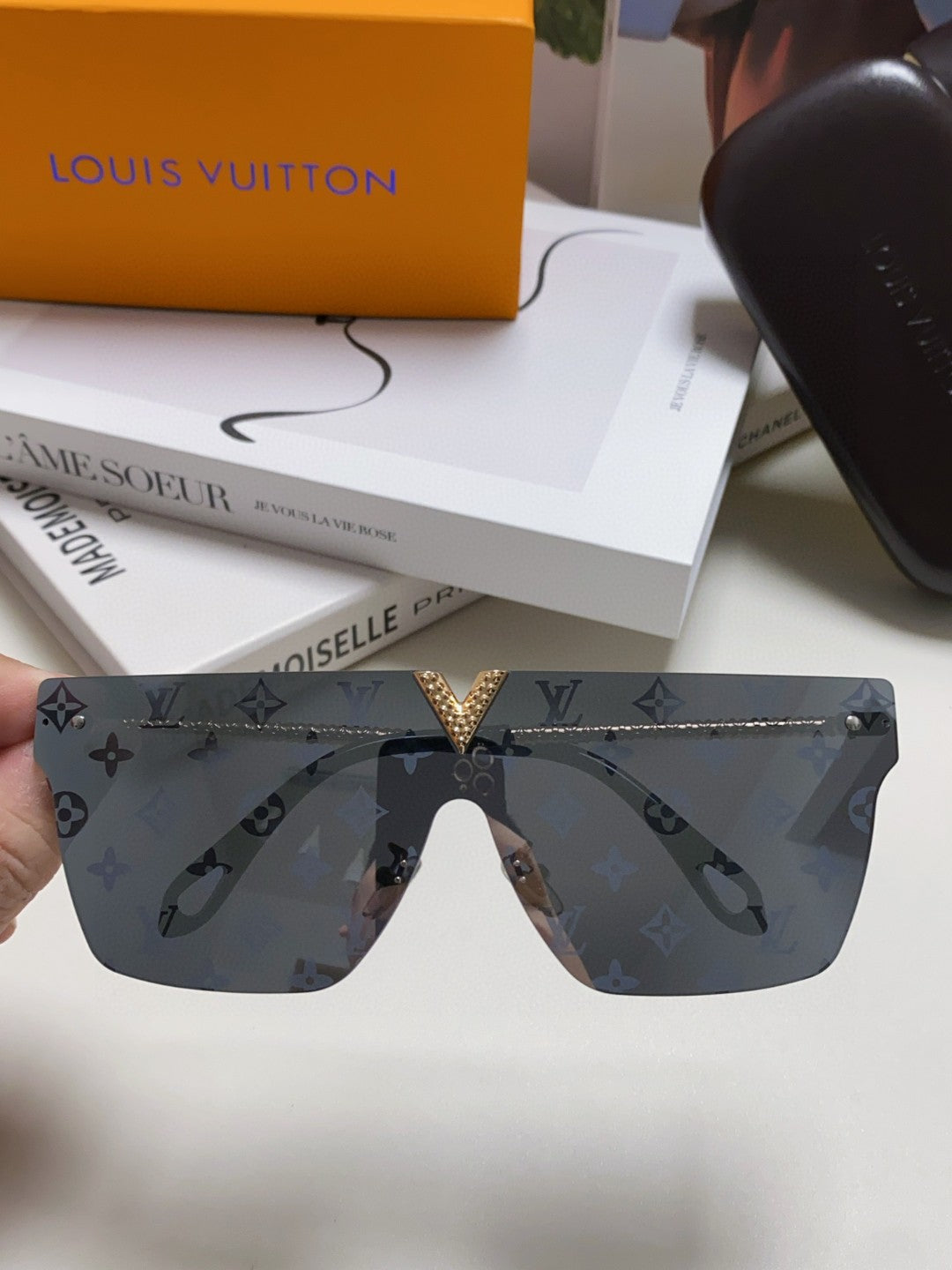LOUIS VUITTON SQUARE SUNGLASSES 581371 IN GOLD METAL MONOGRAM ON LENS