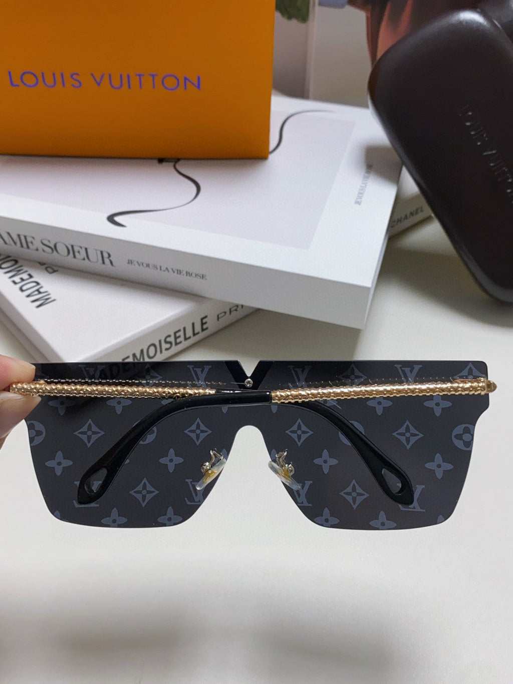 LOUIS VUITTON SQUARE SUNGLASSES 581371 IN GOLD METAL MONOGRAM ON LENS